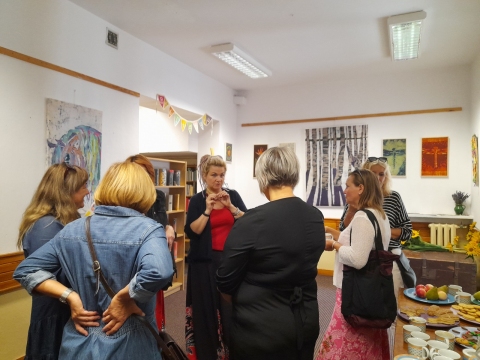 Zdjęcie prezentuje fotorelację z wernisażu wystawy Joanny Knap – Pawłowskiej „Woskiem malowane”. 