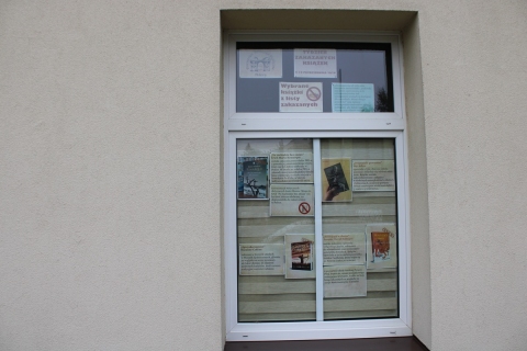 Zdjęcie prezentuje wystawę na oknach Powiatowej Biblioteki Publicznej, która prezentuje książki, które na przestrzeni lat usuwano z bibliotek, wycofywano z obiegu, cenzurowano lub niszczono. Wystawa promuje akcję Tydzień Zakazanych Książek. 