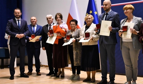 Zdjęcie prezentuje wręczenie dyplomu pani dyrektor Danuta Szlendak przez wojewodę lubelskiego Krzysztofa Komorskiego podczas obchodów Dnia Działacza Kultury, które odbyło się 30 maja 2025 r. w Urzędzie Wojewódzkim w Lublinie.