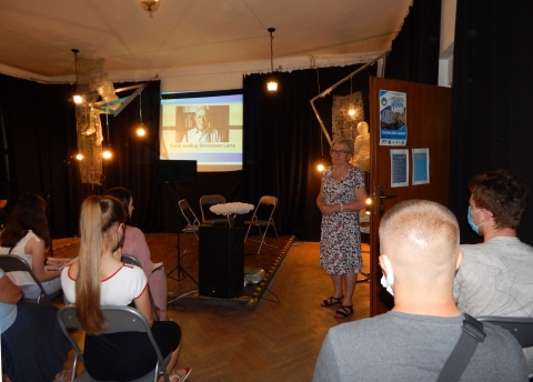 Zdjęcie przedstawia Małgorzatę Klinkosch, otwierającą Biesiadę Literacką w Młodzieżowym Domu Kultury w Puławach.