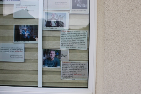 Zdjęcie prezentuje wystawę #biblioteka na oknach Powiatowej Biblioteki Publicznej, która prezentuje cytaty z literatury ukazujące bibliotekę jako miejsce pełne inspiracji, wiedzy i niezwykłych historii.