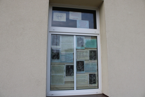 Zdjęcie prezentuje wystawę na oknach Powiatowej Biblioteki Publicznej prezentująca cytaty z literatury opisujące tych władców z dynastii Piastów.