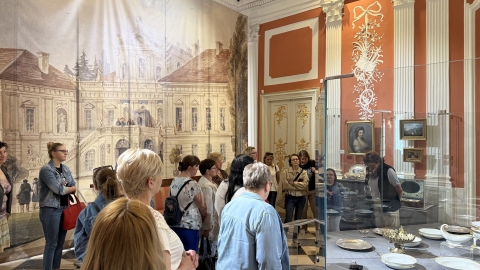 Zdjęcie prezentuje seminarium szkoleniowe „Szlakiem puławskich muzeów” zorganizowane przez  Powiatową Bibliotekę Publiczną w Puławach, które odbyło się 17 czerwca 2025 r.  