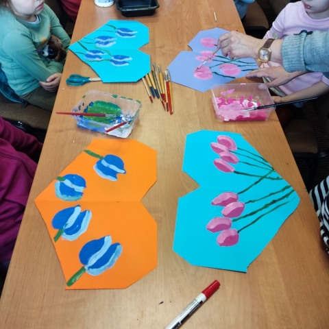 Zdjęcie prezentuje warsztaty literacko-plastyczne zorganizowane w ramach ferii zimowych Od 29 stycznia do 9 lutego 2024 r. w Bibliotece Publicznej w Kazimierzu Dolnym.