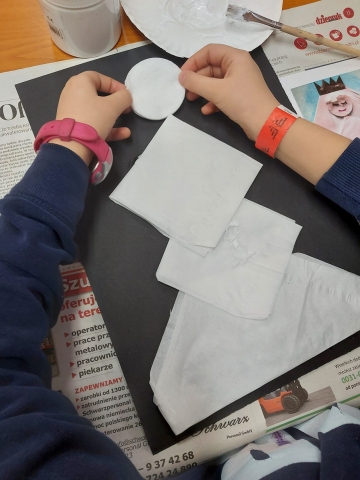 Zdjęcie prezentuje portret pani Zimy wykonany podczas zajęć plastycznych w Gminnej Bibliotece Publicznej w Wąwolnicy.