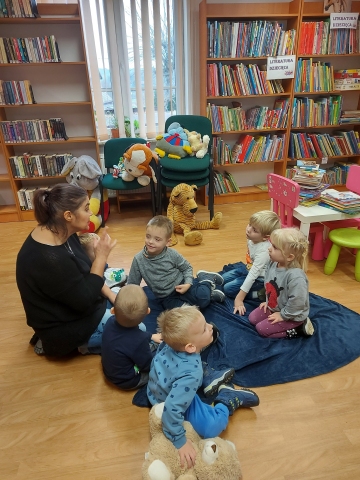 Zdjęcie prezentuje pierwszą wizytą grupy 3-latków z Przedszkola Samorządowego w Wąwolnicy w wąwolnickiej bibliotece.