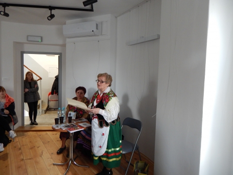 Zdjęcie przedstawia imprezę kulturalną „Jak dawniej mówiono” w ramach projektu „Ochrona i wykorzystanie zasobów dziedzictwa materialnego i niematerialnego dotyczącego obserwatorium astronomicznego w Puławach”.