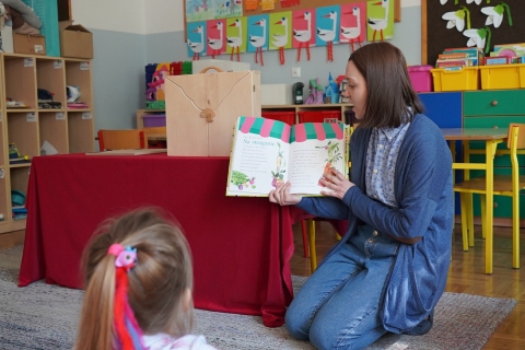 Zdjęcie przedstawia lekcję biblioteczną w Szkole Podstawowej nr 2 im. K.K. Baczyńskiego w Puławach, która odbyła się 11 maja 2023 r.