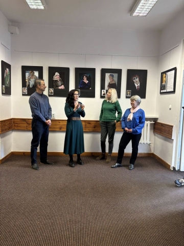 Zdjęcie prezentuje wernisaż wystawy Moniki Gądor, który odbył się 9 marca 2024 r. o godzinie 12:30 w Bibliotece Publicznej w Kazimierzu Dolnym.