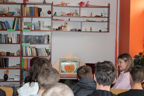 Zdjęcie prezentuje wizytę w Powiatowej Bibliotece Publicznej uczniów z Młodzieżowego Ośrodka Socjoterapii w Puławach, która odbyła się 8 maja 2025 r.