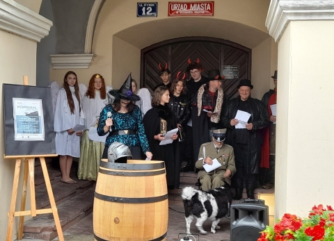 Zdjęcie prezentuje kazimierską odsłonę Narodowego Czytania, które odbyło się 14 września 2024 r. o godzinie 12.00 na kazimierskim rynku.