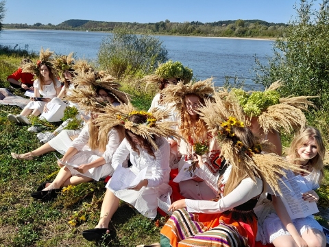 Zdjęcie prezentuje Narodowe Czytanie w  Kazimierzu Dolnym, które odbyło się 20 września 2025 r. o godzinie 13.00 przy ujściu Grodarza do Wisły.