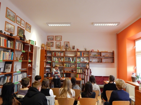 Zdjęcie prezentuje wręczenie nagród w powiatowym konkursie literackim „Kiedy myślę Ojczyzna… Na zawsze w sercu mym”, które odbyło się 8 maja 2023 r. w siedzibie Powiatowej Biblioteki Publicznej w Puławach. 