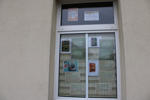 Zdjęcie prezentuje wystawę na oknach Powiatowej Biblioteki Publicznej promującą książkowe nowości z ostatnich miesięcy. 