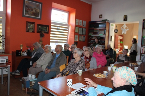 Zdjęcie prezentuje spotkanie Powiatowego Klubu Książki, które odbyło się 21 października 2025 r. o godzinie 13:00 w Powiatowej Bibliotece Publicznej w Puławach a tematem spotkania była zmiana, jedyna stała rzecz na świecie. Spotkanie poprowadziła Bożena Małek. 