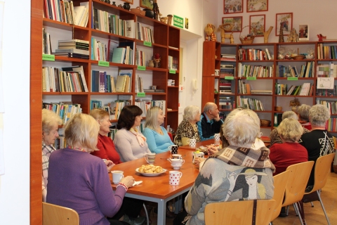 Zdjęcie prezentuje spotkanie z Katarzyną Dorosz-Dębską psycholog i psychoterapeutka dorosłych, dzieci oraz młodzieży, a także autorka książki „Krótka bajka o życzliwości” w ramach Powiatowego Klubu Książki, które odbyło się 27 stycznia 2026 r. o godzinie 13.00 w Powiatowej Bibliotece Publicznej.