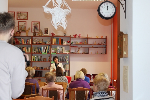 Zdjęcie prezentuje plakat zapraszający na spotkanie Moniką Januszek – Surdacką, kierownikiem Domu Kuncewiczów w ramach Powiatowego Klubu Książki, które odbyło się 21 lutego 2024 r. o godzinie 12:00 w Powiatowej Bibliotece Publicznej w Puławach.