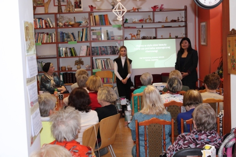 Zdjęcie prezentuje spotkanie z Sylwią Jagielską w ramach Powiatowego Klubu Książki, które odbyło się 27 kwietnia 2026 r.  w Powiatowej Bibliotece Publicznej. Na zdjęciu Sylwia Jagielska, Weronika Łagowska i uczestniczki spotkania. 