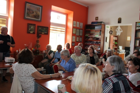 Zdjęcie prezentuje spotkanie z regionalistą Jackiem Śnieżkiem, które odbyło się 10 czerwca 2025 r. o godzinie 13:00 w Powiatowej Bibliotece Publicznej w Puławach w ramach Powiatowego Klubu Książki.