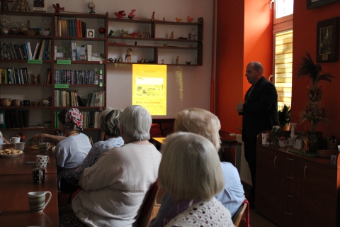 Zdjęcie prezentuje spotkanie autorskie ze Zbigniewem Kiełbem w ramach Powiatowego Klubu Książki, które odbyło się 22 maja 2024 r. w Powiatowej Bibliotece Publicznej w Puławach.