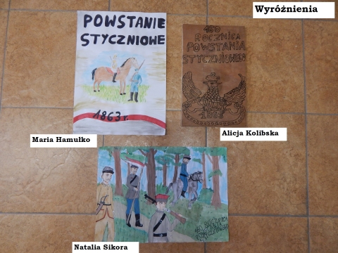 Zdjęcie prezentuje nagrodzone prace w powiatowym konkursie plastycznym „Gloria victis – chwała zwyciężonym”.