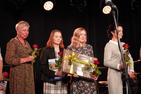 Zdjęcie prezentuje odbiór nagrody w Powiatowym konkursie wydawnictw podczas 21. Powiatowego Dnia Kultury. Nagrodę z rąk Starosty Danuty Smagi i wicestarosty Leszka Gorgola odbierają Katarzyna Adamowska-Kane, Anna Piłat i Alicja Kozak.