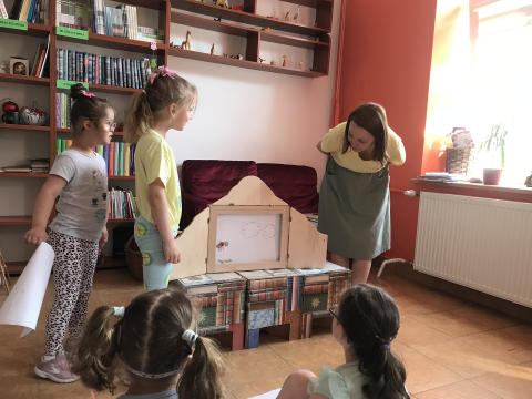 Zdjęcie przedstawia lekcję biblioteczną dla grupy „Puchatki” w Powiatowej Bibliotece Publicznej w Puławach, która odbyła się 20 czerwca 2023 r.