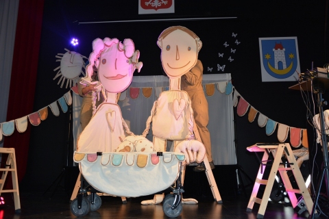 Zdjęcie prezentuje przedstawienie teatralne pt. ”Sokrates w piaskownicy” w wykonaniu aktorów z Fundacji Tworzenia i Promowania Sztuki - ależ Gustawie! 