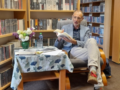 Zdjęcie prezentuje spotkanie autorskie z Andrzejem Halickim.