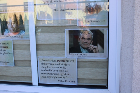 Zdjęcie prezentuje wystawę na oknach Powiatowej Biblioteki Publicznej pokazująca, co o poezji myślą znani i lubiani pisarze.