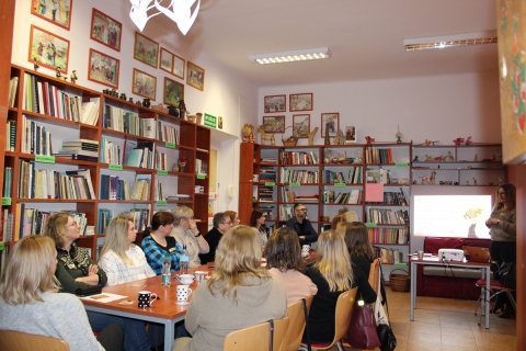 Zdjęcie prezentuje fotorelację ze szkolenia „Między pasją, a wypaleniem – jak dbać o motywację w pracy bibliotekarza”, które odbyło się 13 lutego 2026 r. w Powiatowej Bibliotece Publicznej w Puławach. Na zdjęciu prowadząca warsztaty Karolina Suska i bibliotekarze z terenu powiatu puławskiego. 