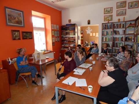  Zdjęcie prezentuje szkolenie zorganizowane przez Powiatową Bibliotekę Publiczną w Puławach, podczas którego Zofia Piątkowska-Wolska, redaktor naczelna Wydawnictwa Tibum opowiedziała o papierowym teatrzyku Kamishibai.