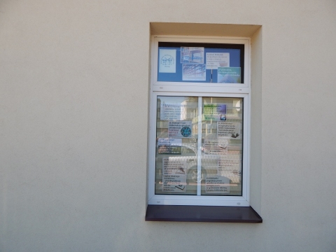 Wystawa na oknach biblioteki prezentująca 25 powodów dla których warto odwiedzić bibliotekę