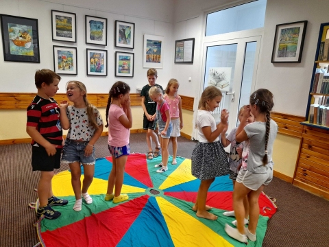 Zdjęcie prezentuje wakacyjne warsztaty kreatywności zorganizowane przez  KOKPiT – Bibliotekę Publiczną w Kazimierzu Dolnym dla dzieci w wieku szkolnym. 