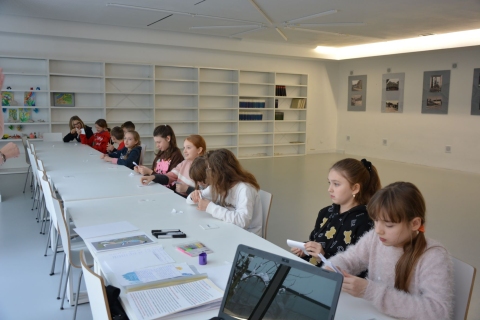 Zdjęcie prezentuje warsztaty profilaktyczne „Siecioholizm i fonoholizm”, który odbył się 13 grudnia 2022 r. w Gminnym Zespole Szkół w Kazimierzu Dolnym.