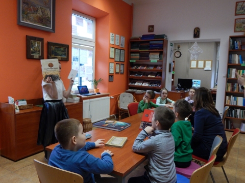 Zdjęcie przedstawia wizytę grupy „Puchatki” z Publicznego Przedszkola Integracyjnego w Puławach w Powiatowej Bibliotece Publicznej w Puławach.
