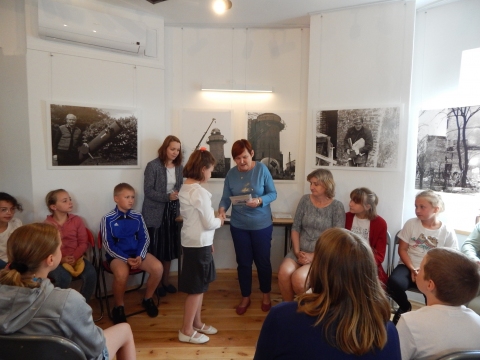 Zdjęcie prezentuje uroczyste wręczenie nagród w powiatowym konkursie plastycznym „Z wizytą w bajkowym świecie Marii Konopnickiej”. 