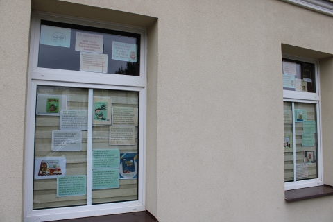 Zdjęcie prezentuje wystawę na oknach Powiatowej Biblioteki Publicznej w Puławach polecającą książki ze Złotej Listy Fundacji Cała Polska Czyta Dzieciom. 