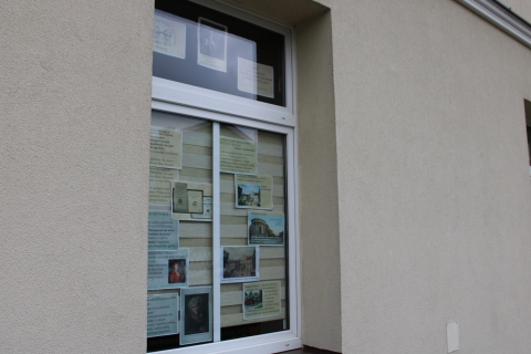 Zdjęcie prezentuje wystawę na oknach Powiatowej Biblioteki Publicznej pokazującą role życia księżnej Izabeli Czartoryskiej. 