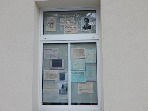 Wystawa na oknach bibliotek prezentująca życie i twórczość Krzysztofa Kamila Baczyńskiego