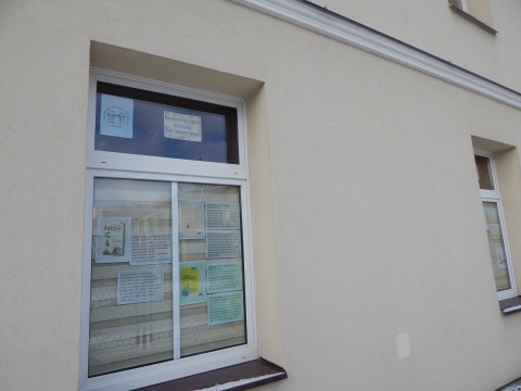 Zdjęcie prezentuje wystawę na oknach Powiatowej Biblioteki Publicznej w Puławach prezentującą książki motywacyjne na nowy rok.