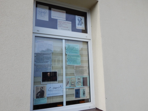 Wystawa na oknach biblioteki prezentująca życie i twórczość Cypriana Kamila Norwida.