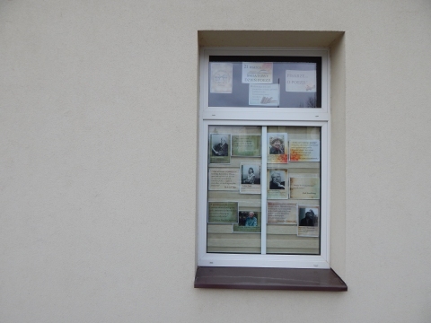 Zdjęcie prezentuje wystawę na oknach Powiatowej Biblioteki Publicznej w Puławach pokazującą różne definicje słowa poezja. 