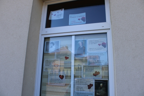 Zdjęcie prezentuje wystawę na oknach Powiatowej Biblioteki Publicznej, która pokazuje, jak znani pisarze definiują słowo miłość i co piszą o tym najważniejszym na świeci uczuciu.