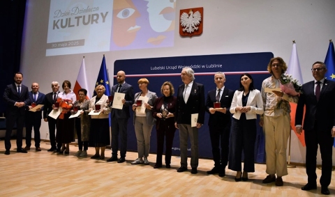 Zdjęcie prezentuje wręczenie dyplomu pani dyrektor Danuta Szlendak przez wojewodę lubelskiego Krzysztofa Komorskiego podczas obchodów Dnia Działacza Kultury, które odbyło się 30 maja 2025 r. w Urzędzie Wojewódzkim w Lublinie.