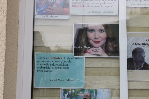Zdjęcie prezentuje wystawę #biblioteka na oknach Powiatowej Biblioteki Publicznej, która prezentuje cytaty z literatury ukazujące bibliotekę jako miejsce pełne inspiracji, wiedzy i niezwykłych historii.