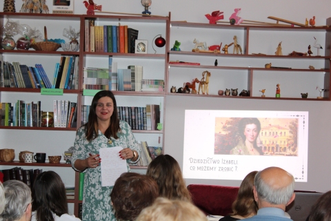 Zdjęcie prezentuje spotkanie Powiatowego Klubu Książki, które odbyło się 18 marca 2025 r. o godzinie 13:00 w Powiatowej Bibliotece Publicznej w Puławach a dotyczyło Izabeli Czartoryskiej. Wykład poprowadziły Justyna Chabros- nauczycielka historii oraz Katarzyna Dorosz–Dębska – psycholożka.