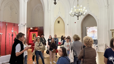 Zdjęcie prezentuje seminarium szkoleniowe „Szlakiem puławskich muzeów” zorganizowane przez  Powiatową Bibliotekę Publiczną w Puławach, które odbyło się 17 czerwca 2025 r.  