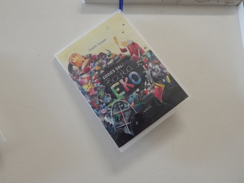 Zdjęcie prezentuje wystawę powieszoną na korytarzu przed biblioteką prezentującą różne okładki książek dla dzieci promujących ochronę środowiska i ekologiczne działania na rzecz naszej planety.