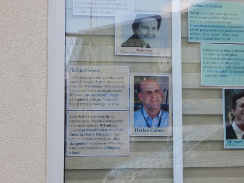 Wystawa na oknach bibliotek prezentująca nietypowe profesje i zajęcia słynnych pisarzy.